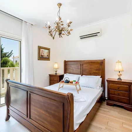 Jacqueline Villa Protarász