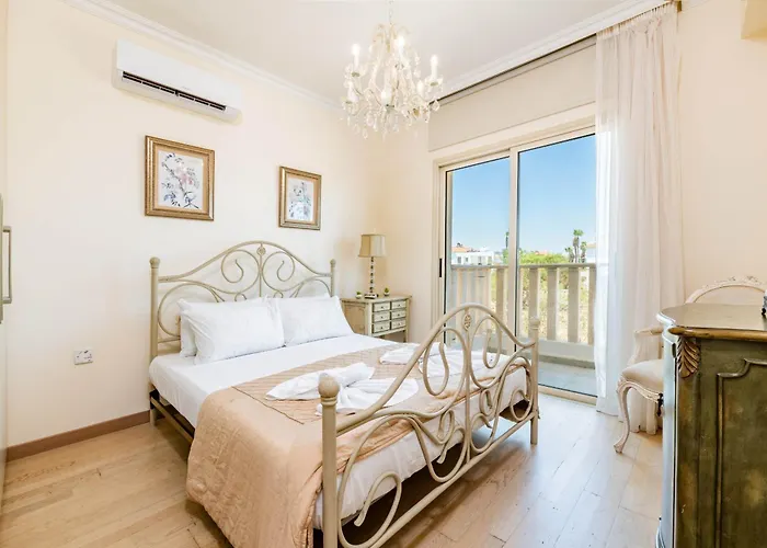 Jacqueline Villa Protarász