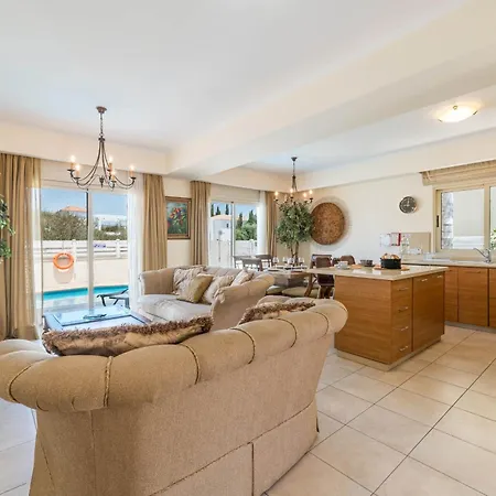 Jacqueline Протарас